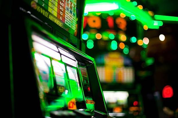 The Dog House slot game interface showing five-reel layout and payout table on madu4d platform